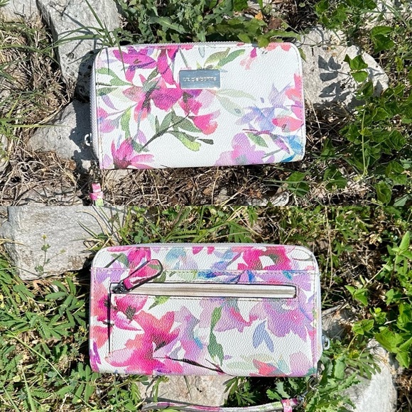 Liz Claiborne Handbags - Liz Claiborne Floral Wrislet Wallet​